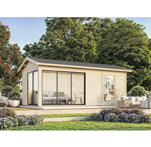 Holzgartenhaus mit Glasschiebetüren und Gartenmöbeln