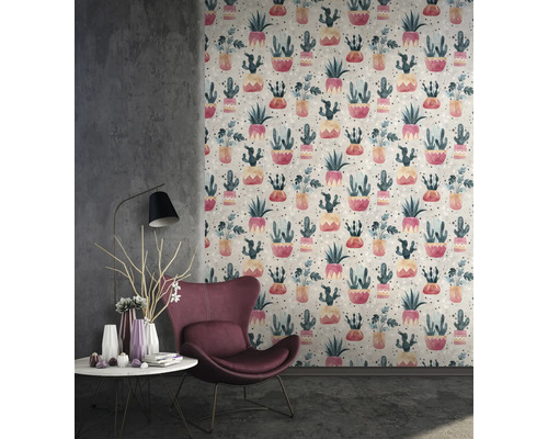 Wohnraum mit Tapete mit Kaktusmuster