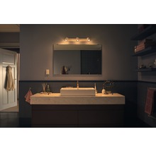 Salle de bains avec lavabo, miroir et éclairage