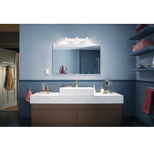 Salle de bain avec lavabo, miroir et éclairage
