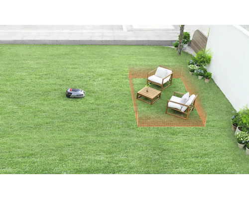 Scène d''un jardin avec un robot tondeuse et un coin salon avec des meubles de jardin.