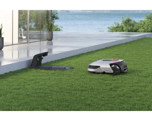 Robot tondeuse avec station de charge sur une pelouse