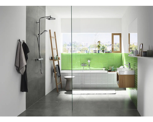 Helles Badezimmer mit Dusche, Badewanne und Waschbecken.