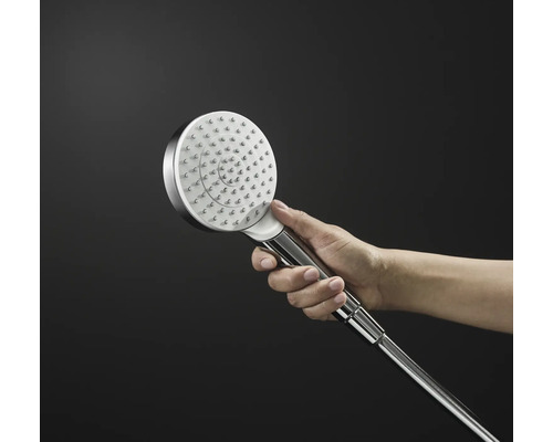 Handbrause aus Metall in der Hand gehalten