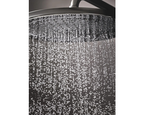 Douche à effet pluie avec des gouttes d''eau qui tombent