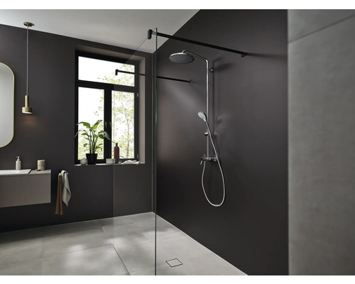 Salle de bain moderne avec douche, lavabo et fenêtre