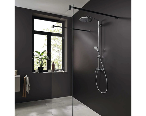 Salle de bains avec robinetterie de douche, pommeau de douche et barre de douche