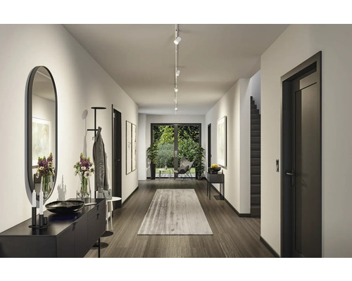 Heller Flur mit Garderobe, Spiegel, Kommode und Teppich