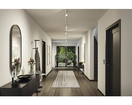 Flur mit Garderobe, Spiegel, Kommode und Beleuchtung