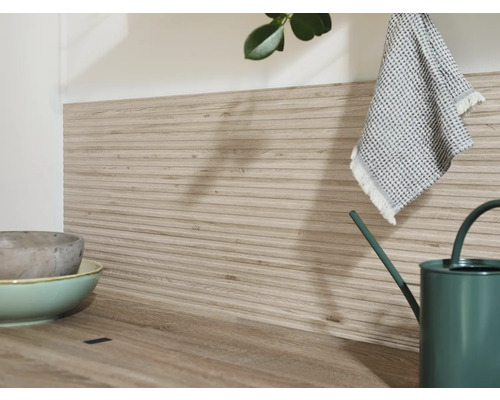 Scène de cuisine avec plan de travail, panneaux muraux imitation bois, vaisselle et arrosoir