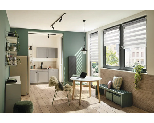 Cuisine habitable avec table à manger, chaises, banc et fenêtre avec store enrouleur