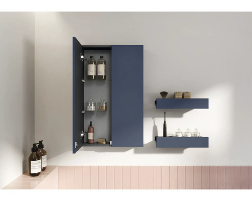 Badezimmer mit offenem Spiegelschrank und Regalen zur Aufbewahrung von Badutensilien