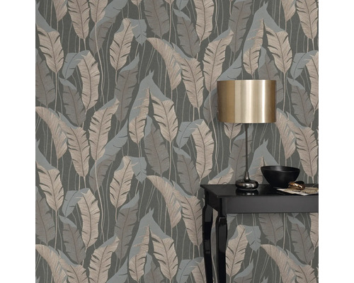 Tapete mit Blattmuster und Tisch mit Lampe