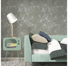 Wohnzimmer mit gemusterter Tapete, Sofa und Tischlampe