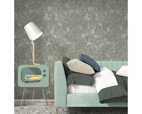 Wohnzimmer mit gemusterter Tapete, Sofa und Tischlampe