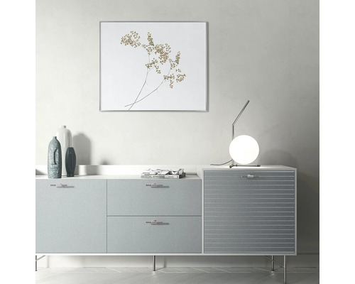 Vue d''une pièce à vivre avec buffet, lampe de table et impression botanique encadrée