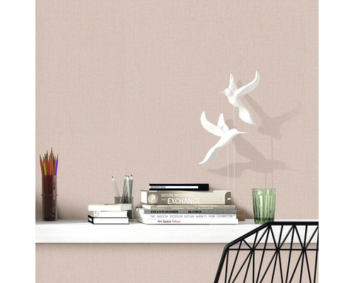 Szene mit Schreibtisch, Büchern, Stiften und dekorativen Vogelfiguren