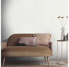 Gemütliches Interieur mit Sofa, Kissen und Beistelltisch
