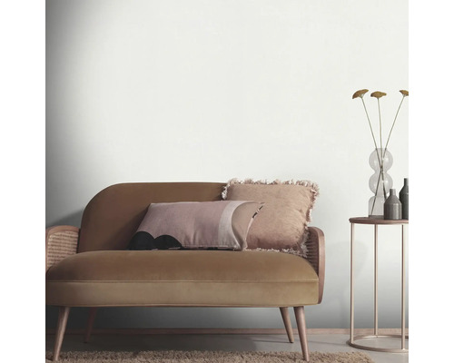 Gemütliches Interieur mit Sofa, Kissen und Beistelltisch