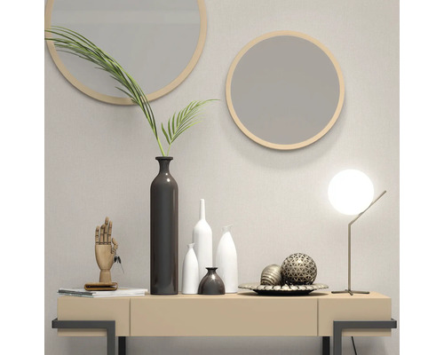 Dekoratives Interieur mit Kommode, Spiegeln, Vasen und Lampe