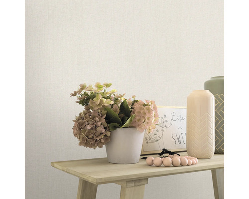 Dekorative Szene mit Tapete, Blumen und Vasen auf einem Tisch.