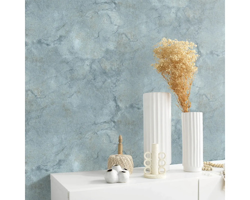 Dekoratives Stillleben mit Tapete, Vasen und weiteren Dekorationsgegenständen auf einem weißen Sideboard.