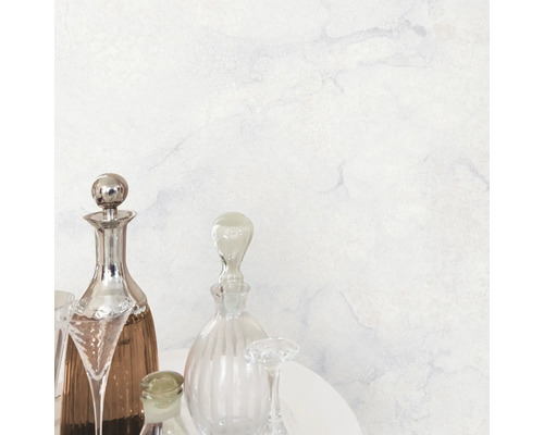 Dekorative Glasflaschen und Gläser auf einem Tisch