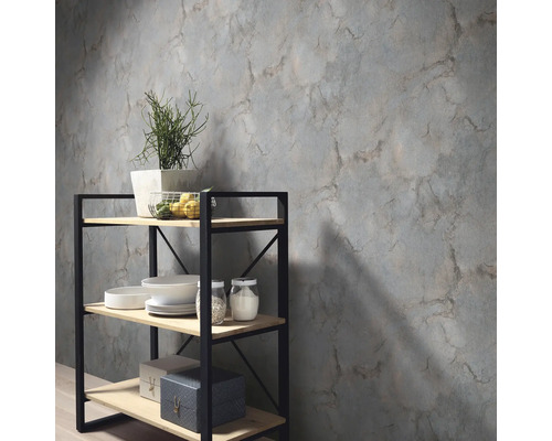 Regal mit Dekoration vor einer Wand mit Marmorstruktur