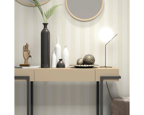 Dekoratives Arrangement auf einem Konsolentisch mit Vasen, Kugeln, Lampe und Holzhand