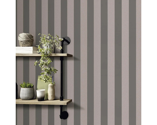 Zimmer mit gestreifter Tapete und Wandregal