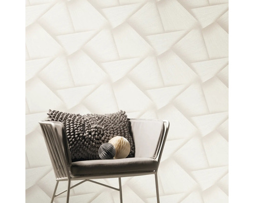 Helle Inneneinrichtung mit Sessel und geometrischer Tapete