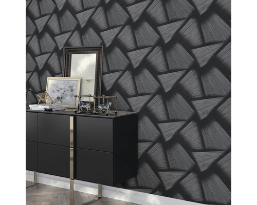 Salon avec commode noire et papier peint à motif géométrique triangulaire