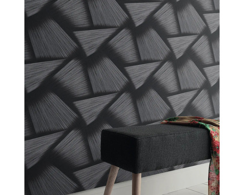 Gros plan d''un mur avec du papier peint géométrique et un banc