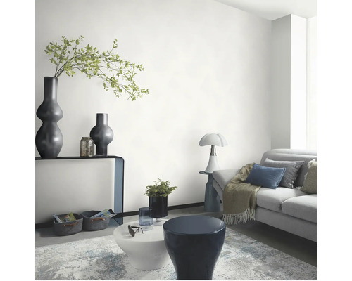 Salon avec canapé, table et décorations pour l''aménagement intérieur