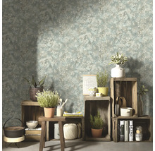 Intérieur avec papier peint à motifs floraux, caisses en bois et objets de décoration.