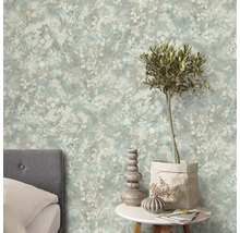 Vue d''une pièce avec papier peint à fleurs, table d''appoint, plante et tête de lit