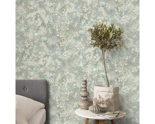 Raumansicht mit Blumentapete, Beistelltisch, Pflanze und Bettkopfteil