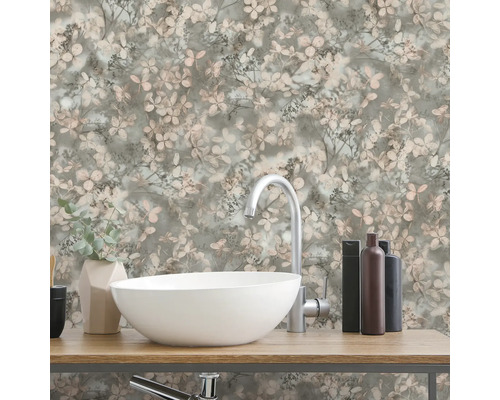 Badezimmer mit Waschbecken, Armatur und floraler Tapete