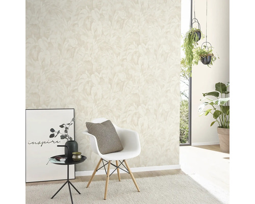 Wohnraum mit gemusterter Tapete, Stuhl, Beistelltisch und Zimmerpflanzen.