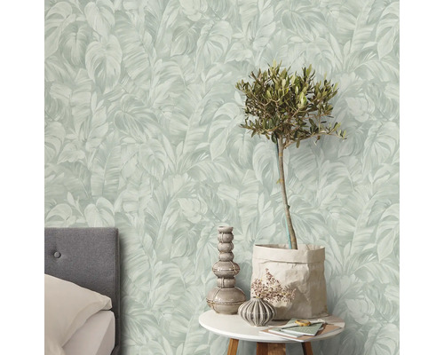 Wohnraum mit Blättertapete, Tisch und Dekoration