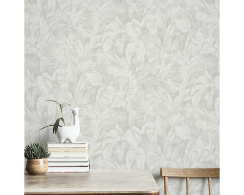 Tapete mit Blättermotiv im Raum