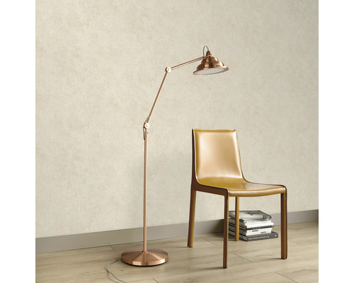 Stehlampe und Stuhl in einem Innenraum