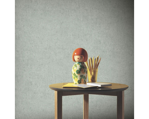 Dekorative Tapete im Wohnraum mit Tisch und Dekoration