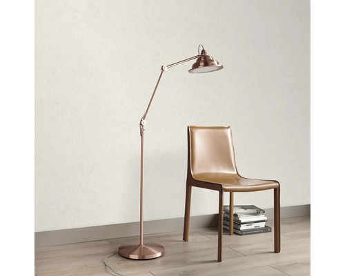 Stehleuchte und Stuhl aus Metall und Leder