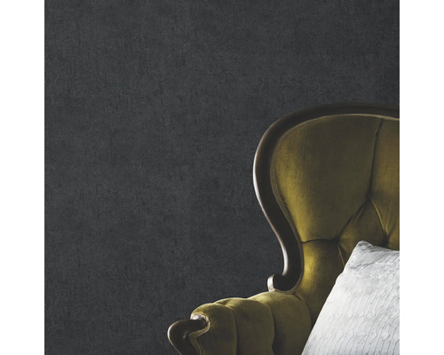 Nahaufnahme einer grauer Wand mit Sessel