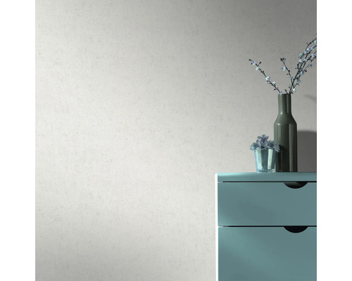 Wand mit Raufaserstruktur, Kommode, Dekoration mit Vase und Blüten