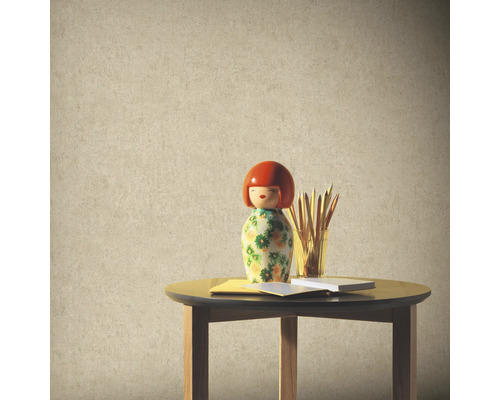 Dekorative Szene mit einer Kokeshi-Puppe, Stiften und einem Notizbuch auf einem Tisch