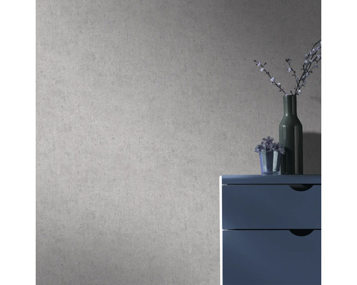 Graue Strukturtapete mit Kommode und Dekoration