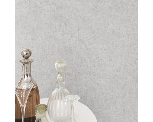 Nahaufnahme einer grauen Vliestapete mit feiner Struktur an der Wand