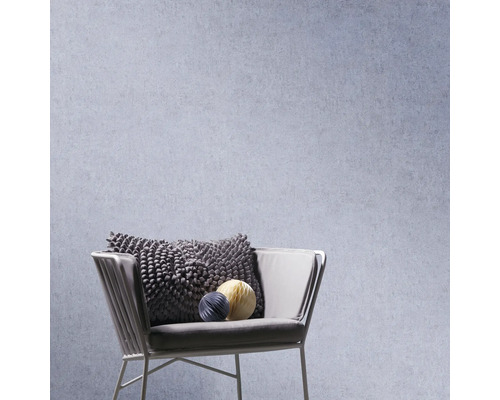 Sessel mit Kissen und dekorativen Bällen vor einer Wand